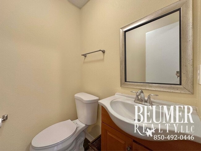 Building Photo - Townhome located minutes from beaches and NAS