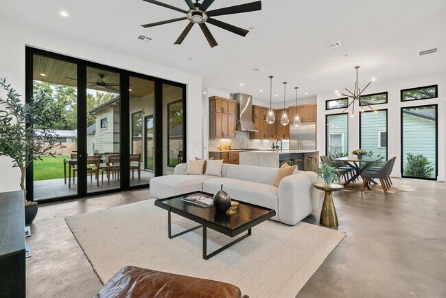 Building Photo - 603 E 47th St