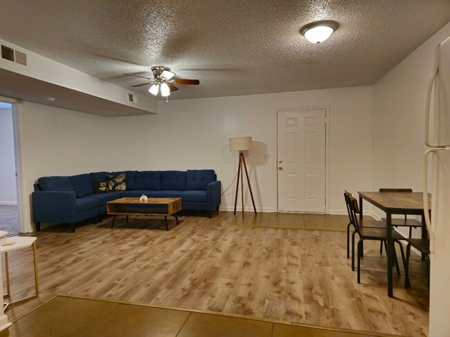 Building Photo - **Deposit moves you in! First month Free!** Gorgeous 4 bed 2 bath unit available now!
