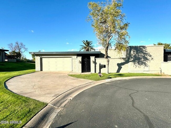 Building Photo - 6108 E Vernon Ave