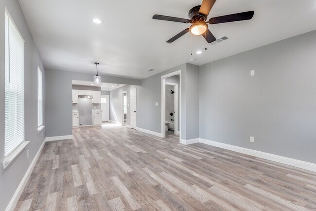 Building Photo - 9214 Metz Ave