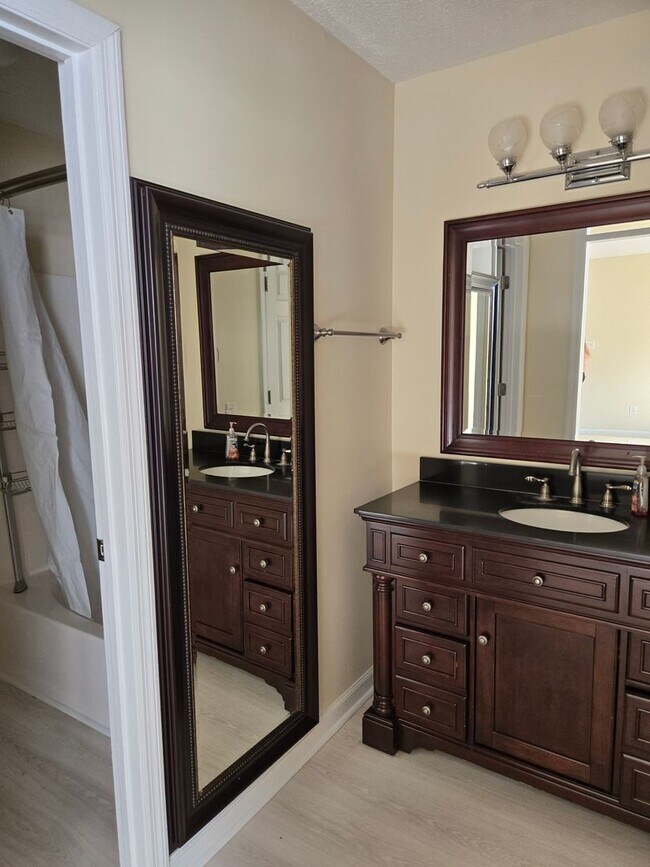 Building Photo - Charming 3-Bedroom Home in Hunters Creek – Pet Friendly & Great Amenities!