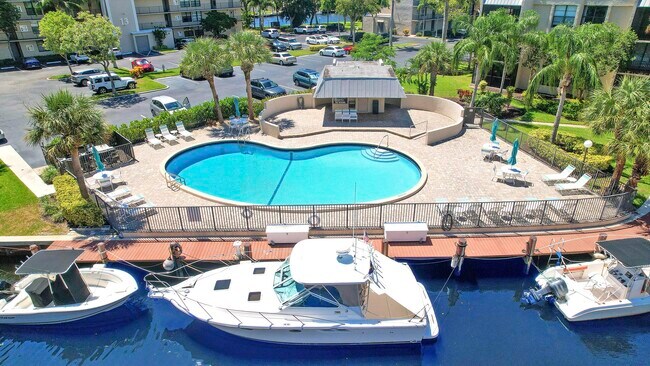 Building Photo - 14 Royal Palm Way