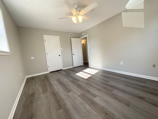 Building Photo - 713 Melody Ln