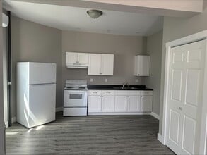 Building Photo - Efficiency Unit - Freshly Remodeled