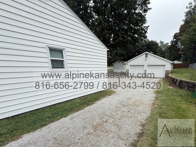 Building Photo - Spacious Gladstone Ranch!