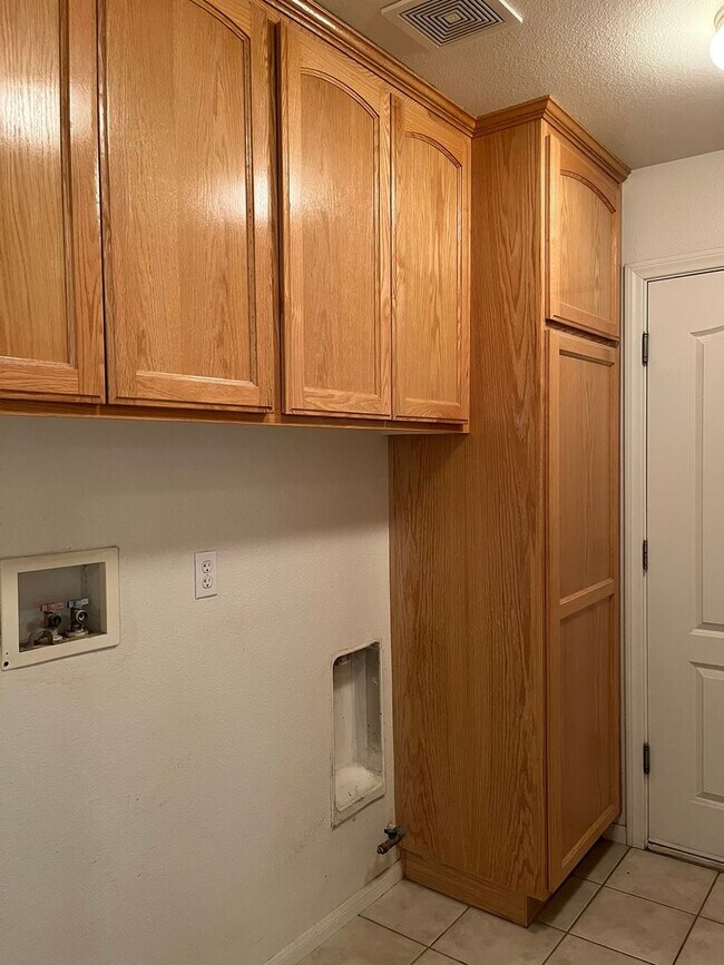 Building Photo - 3 bedroom, 2 bathroom in Apple Valley!