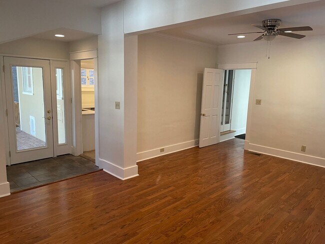 Building Photo - Historic Home 3BR / 2BA Detached Garage, W...
