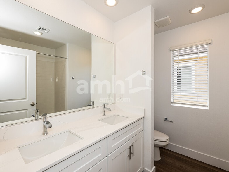 Building Photo - 8750 N Begonia Ct