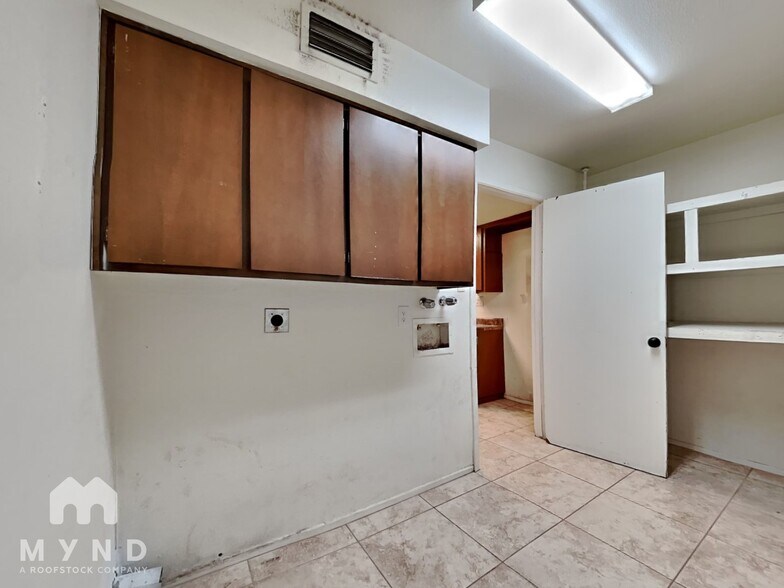 Building Photo - 644 S Hill