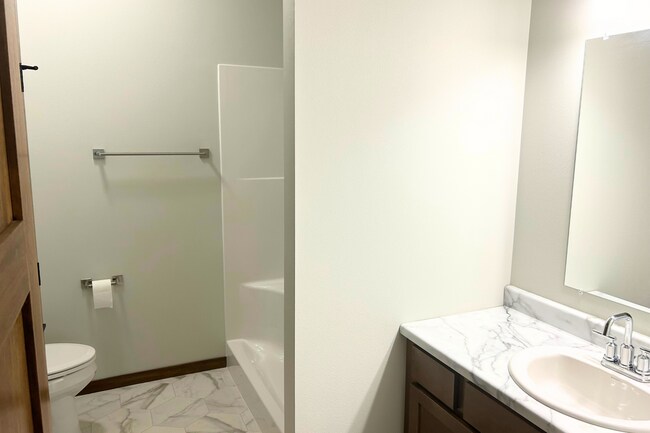 Building Photo - New Ranch Style 2 Bed 2 Bath Townhome