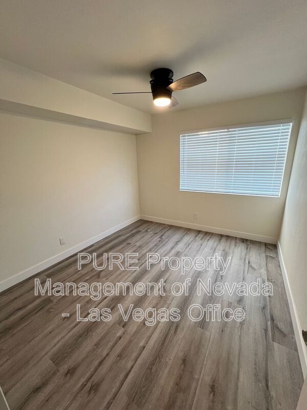 Building Photo - 1405 E Vegas Valley Dr