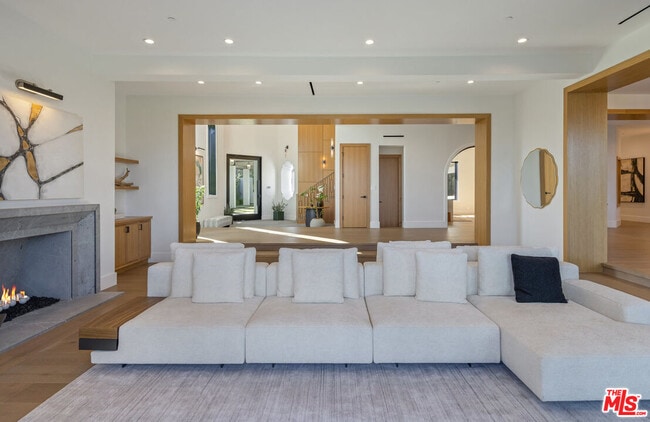 Building Photo - 7052 Dume Dr