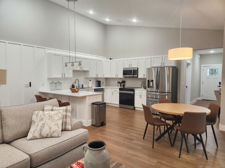 Gourmet Kitchen - 6384 W Flanders Ln