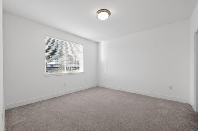 Building Photo - 392 Line St