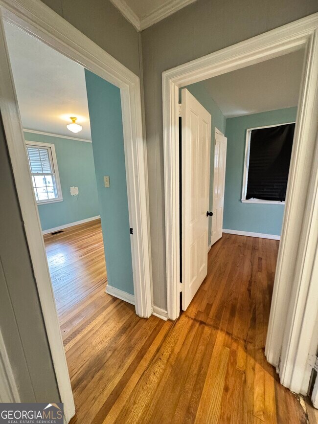 Building Photo - 201 Meadowdale Dr
