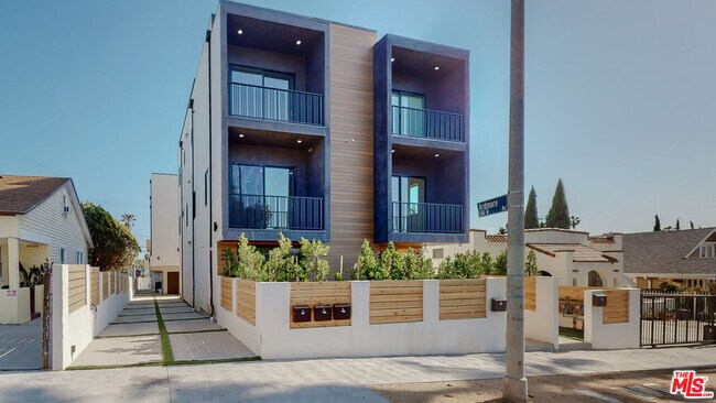 Building Photo - 4460 W Maplewood Ave