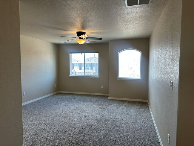 Building Photo - Stunning 4 Bed Home with Hot Tub in Founta...