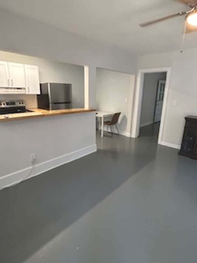 Building Photo - Quaint 1/1 apartment
