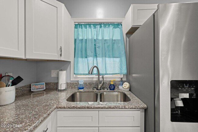 Building Photo - Recently Updated 4Bed/2Ba, Centrally Locat...