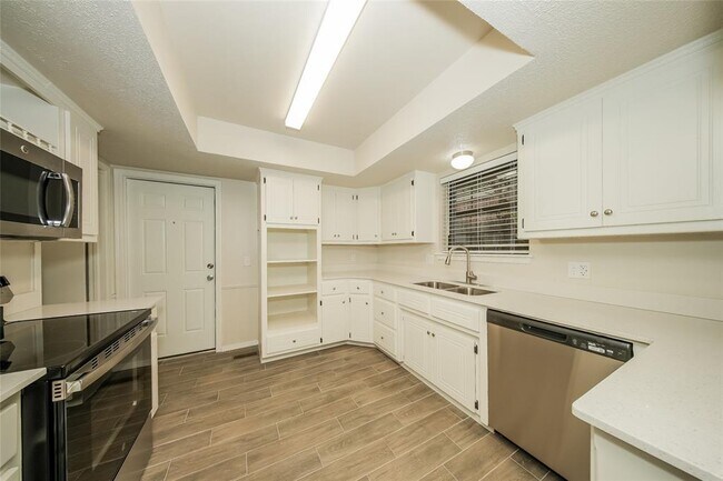 Building Photo - 9900 S Hillcrest Dr