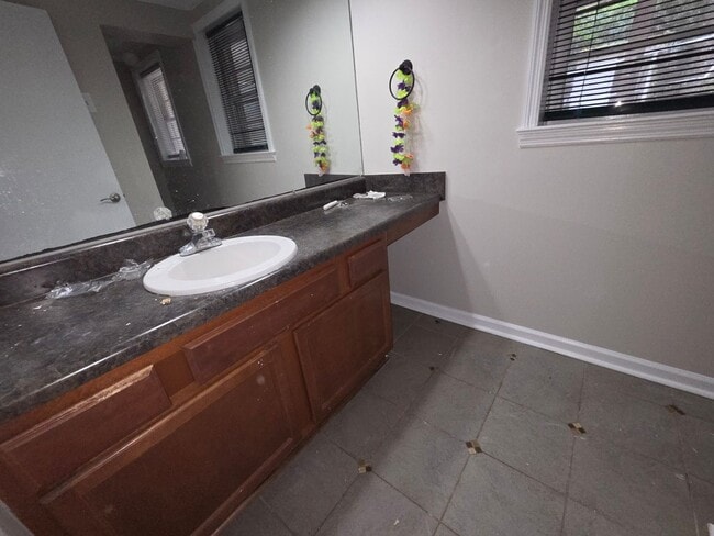 Building Photo - Renovated Kitchen, 3 BR / 3 BH home in Terry Sanford Area!
