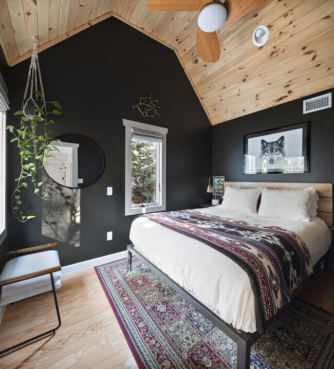 Building Photo - 2046 Lakeside Dr W