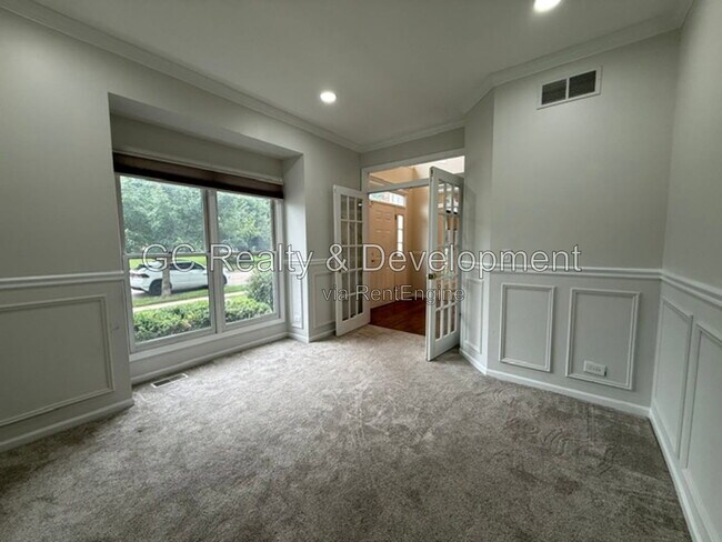 Building Photo - 882 Clarendon Ln