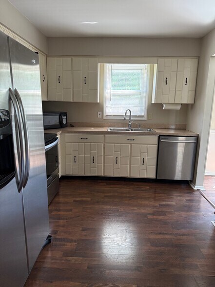Building Photo - 906 Willcliff Dr