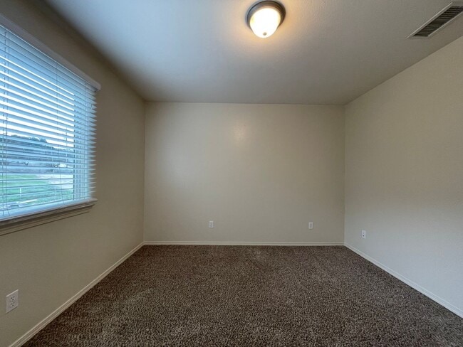 Building Photo - 3895 Hillcrest Dr