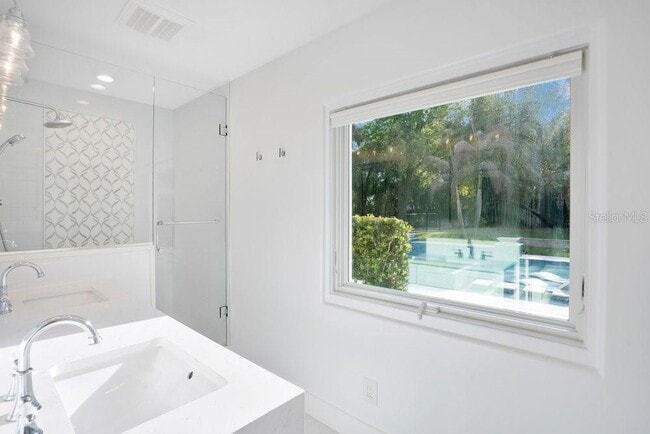 Building Photo - 812 East Blvd