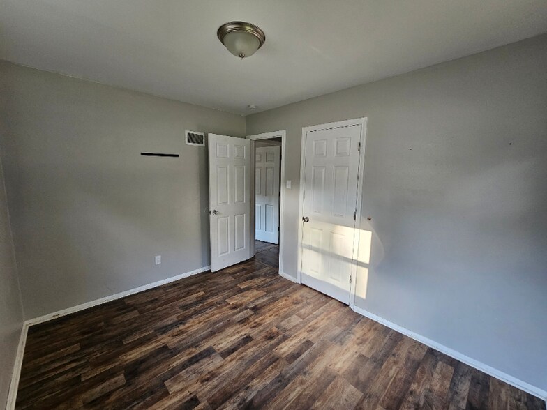 Building Photo - 1467 Broadlawns Ln