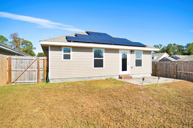 Building Photo - Beautiful 3 Bed 2 Bath Home Centrally Located in Pensacola