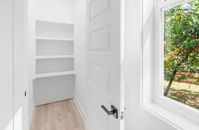 Building Photo - 2323 Carter Ave