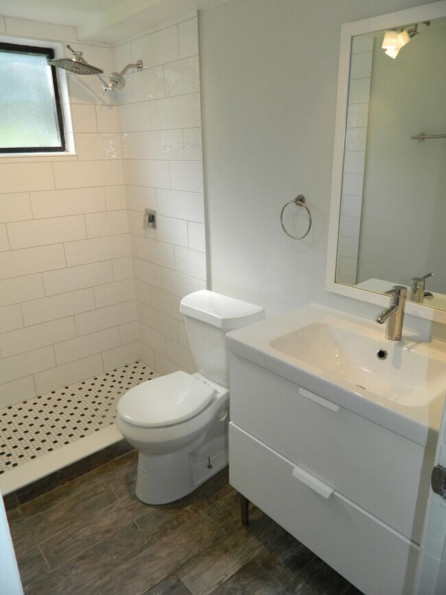 Building Photo - Beautifully Upgraded 2BR/2BA Condo – Lake ...