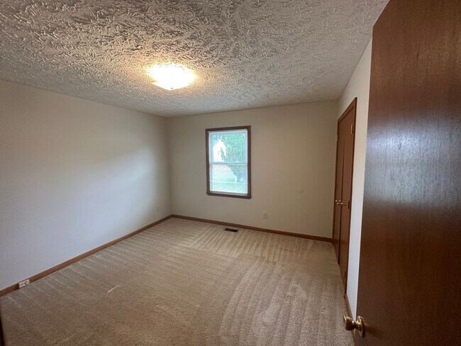 Building Photo - 8516 Amish Dr