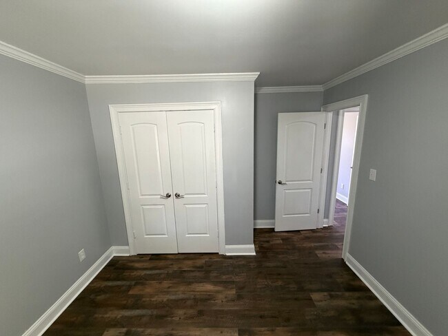 Building Photo - Remodeled bathrooms, new kitchen in this Nashville beauty - REDUCED!!