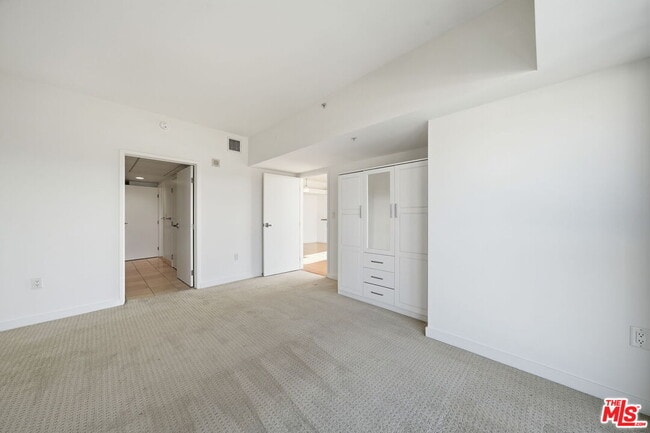 Building Photo - 13700 Marina Pointe Dr