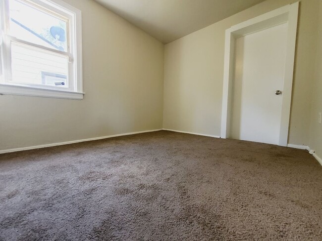 Building Photo - 2 Bedroom In Gary