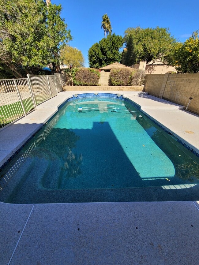 Building Photo - Two story 4/3 for rent in NE Phoenix
