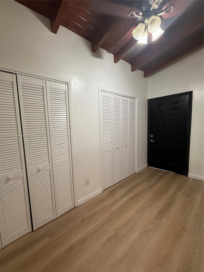 Building Photo - 1218 SW 11th Ave