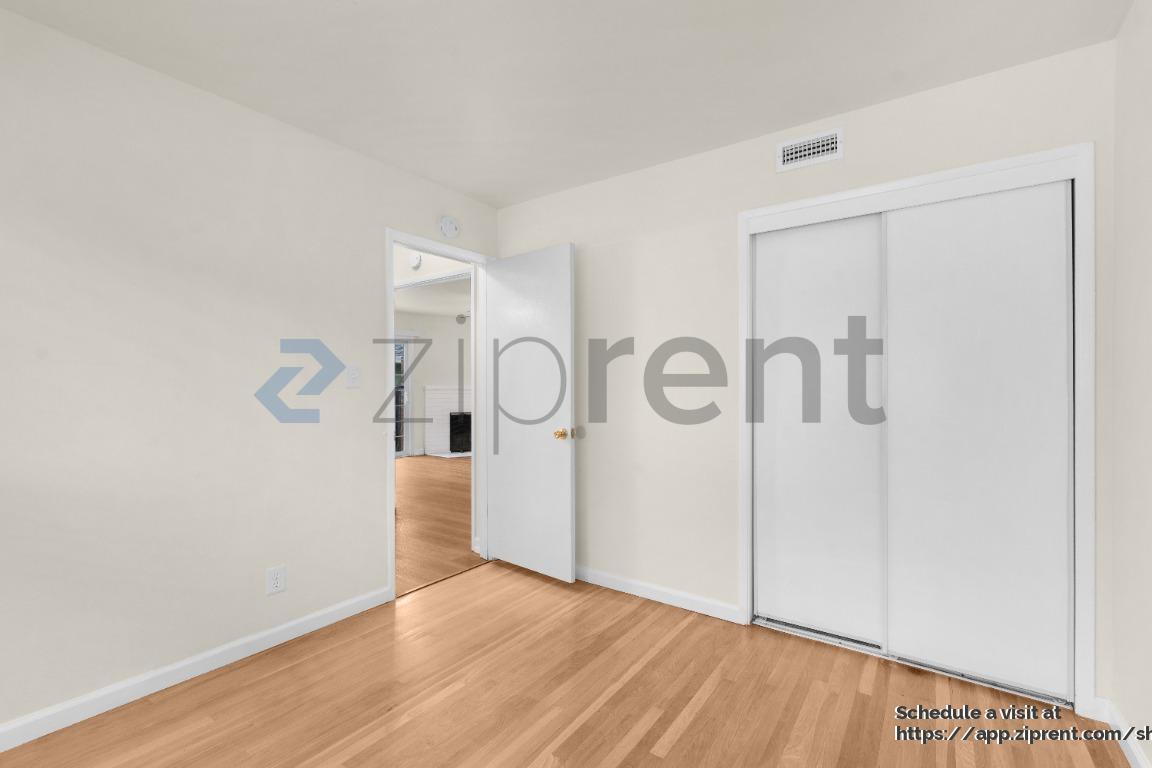 Building Photo - 9033 Fashion Dr