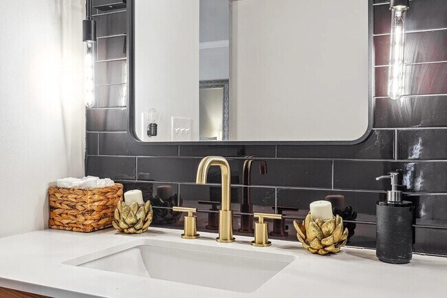 Building Photo - 2450 Hillcrest Dr