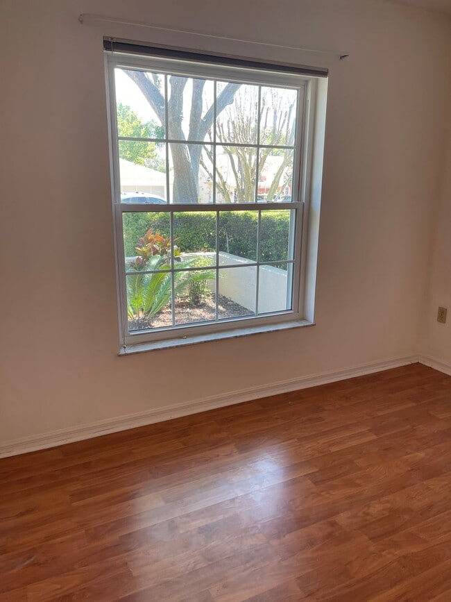 Building Photo - Adorable 2 bedroom 2 bath pool home in Seven Hills