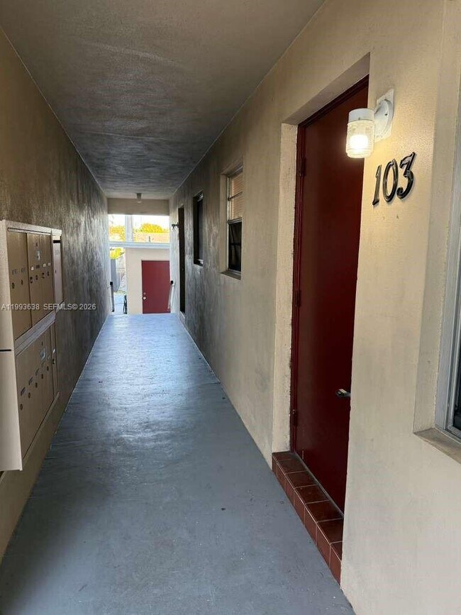 Building Photo - 606 S C St