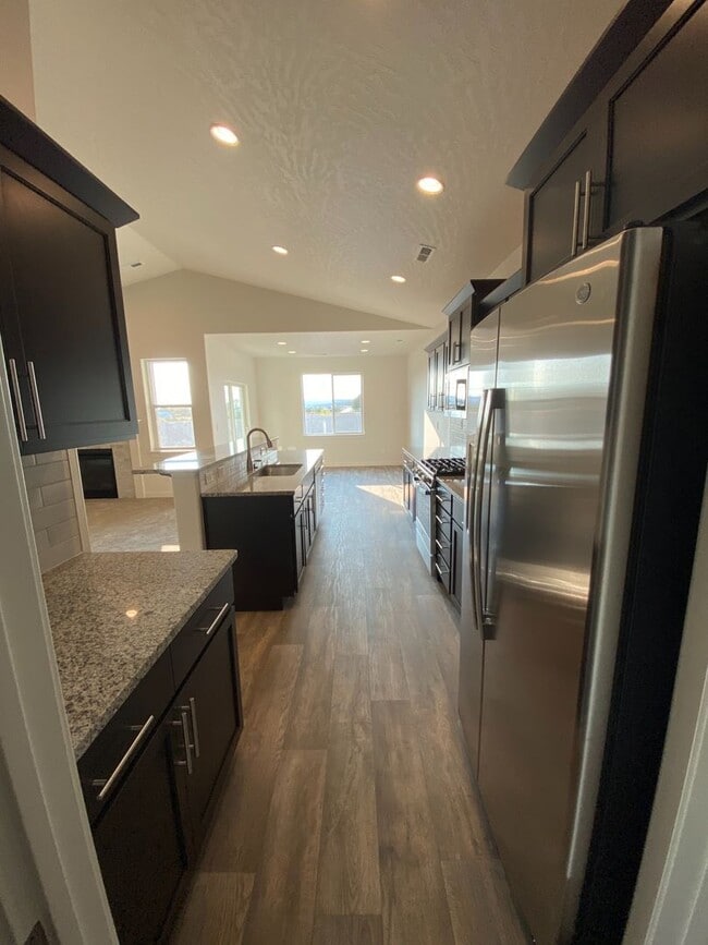 Building Photo - SINGLE FAMILY RANCHER ON ARROW LEAF (APP#146)