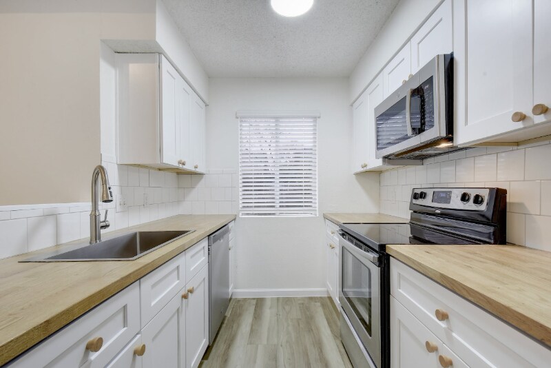 Building Photo - 6803 Woodhue Dr