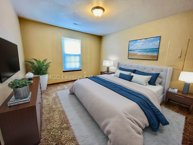 Building Photo - 213-215 Aaron Ln