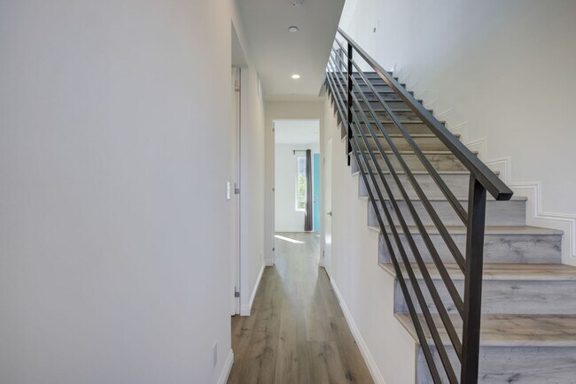 Building Photo - 837 N Kingsley Dr