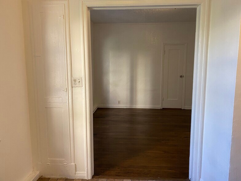 large living area - 545 S Hobart Blvd